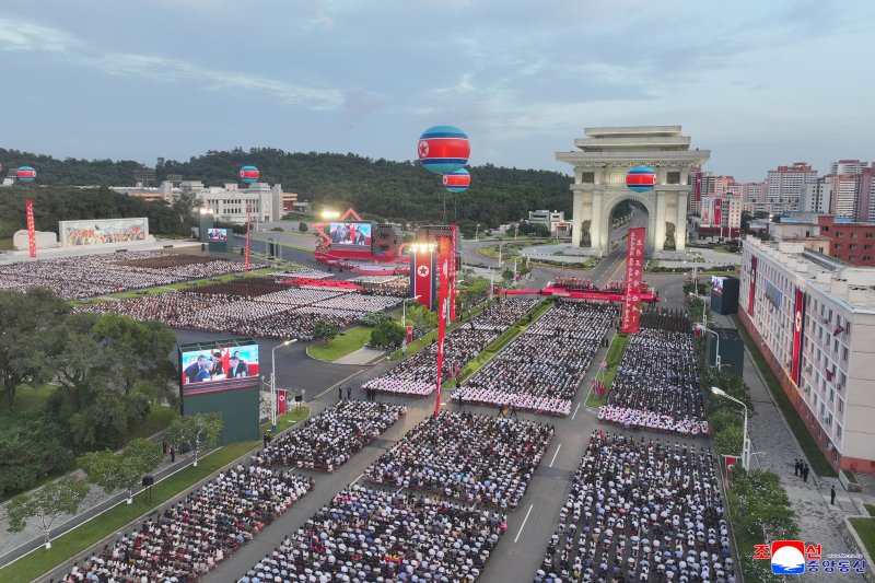 지난 14일 평양 개선문광장에 북한주민들이 대거 참석한 가운데 조국해방 80주년 경축대회가 개최됐다. 평양 조선중앙통신/연합뉴스