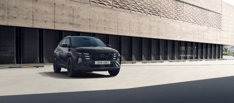 [서울=뉴시스] 현대자동차가 대표 SUV 싼타페와 투싼의 연식변경 모델 '2026 싼타페', '2026 투싼'과 소형 SUV 코나의 신규 디자인 패키지인 '코나 블랙 익스테리어'를 7일 출시하고 본격적인 판매에 돌입했다고 밝혔다. 사진은 2026 투싼 블랙 익스테리어. (사진=현대자동차 제공) 2025.08.07. photo@newsis.com *재판매 및 DB 금지