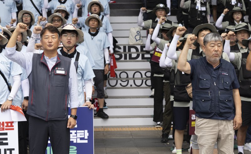 김동명 한국노동조합총연맹 위원장(앞줄 오른쪽), 양경수 민주노동조합총연맹 위원장(앞줄 왼쪽)과 조합원들이 지난 8월 15일 서울 용산역 광장에서 열린 8.15 광복 80주년 기념 양대노총 결의대회에서 구호를 외치고 있다. 뉴시스