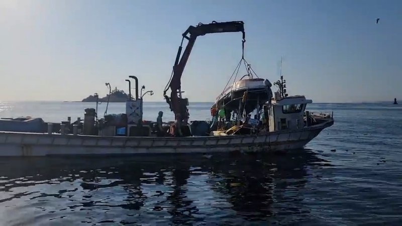 모터보트 인양하는 속초해경 (출처=연합뉴스)