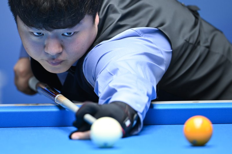 [청두=신화/뉴시스] 조명우가 14일(현지 시간) 중국 쓰촨성 청두에서 열린 제12회 월드게임 당구 남자 캐롬 3쿠션 결승에서 사메 시돔(8위·이집트)과 경기하고 있다. 조명우가 40-22로 승리하고 한국 당구 최초로 월드게임에서 금메달을 목에 걸었다. 2025.08.14.