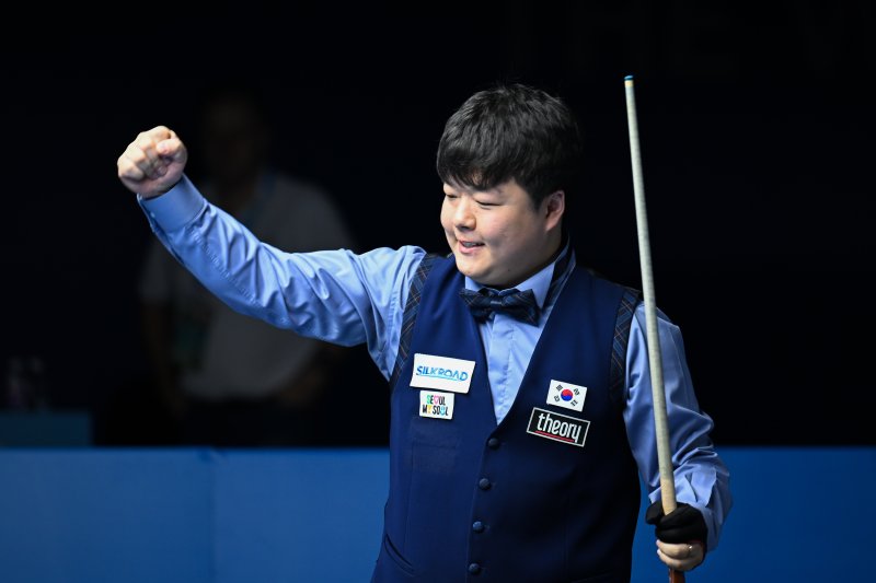 [청두=신화/뉴시스] 조명우가 14일(현지 시간) 중국 쓰촨성 청두에서 열린 제12회 월드게임 당구 남자 캐롬 3쿠션에서 우승한 후 환호하고 있다. 조명우는 결승전에서 사메 시돔(8위·이집트)을 40-22로 꺾고 한국 당구 최초로 월드게임에서 금메달을 목에 걸었다. 2025.08.14.