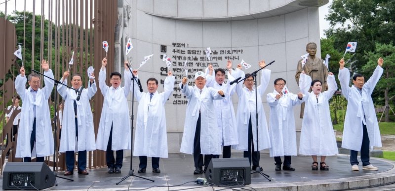 [증평=뉴시스] 15일 충북 증평군 도안면 연병호항일역사공원에서 열린 제80주년 광복절 경축식에서 이재영 군수와 임호선 국회의원, 지역 기관단체장 등 참석자들이 만세 삼창을 하고 있다.(사진=증평군 제공) 2025.08.15. photo@newsis.com *재판매 및 DB 금지
