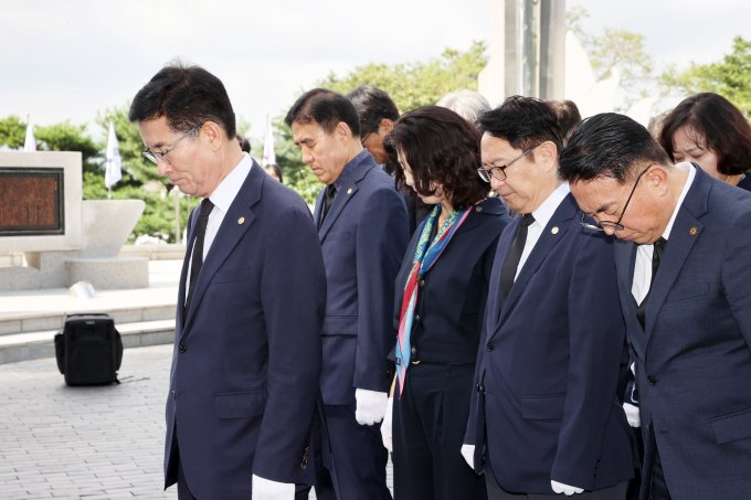 [청주=뉴시스] 윤건영 충북도교육감과 도교육청 간부 공무원들이 제80주년 광복절인 15일 청주시 상당구 수동 삼일공원 항일독립운동기념탑과 애국지사 5인 동상을 찾아 참배하고 있다.(사진=충북도교육청 제공) 2025.08.15. photo@newsis.com *재판매 및 DB 금지