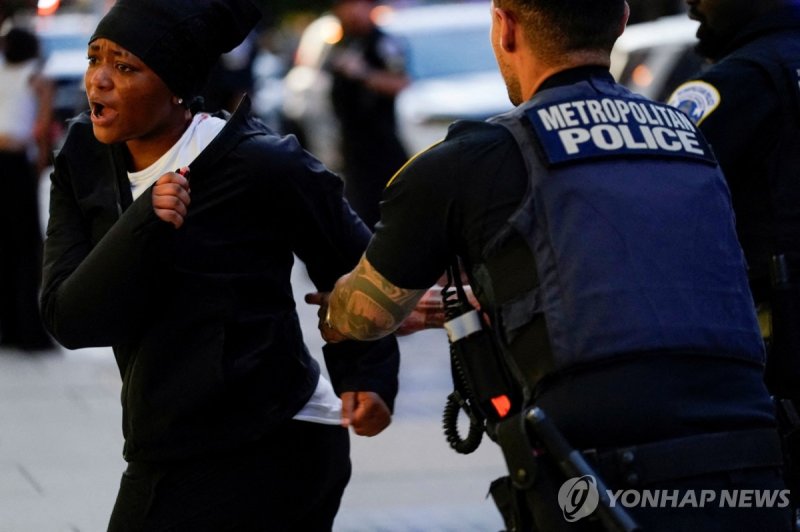시민을 체포하는 워싱턴DC 경찰관 (출처=연합뉴스)