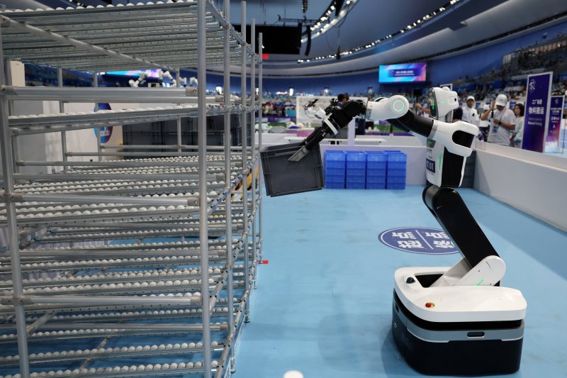 지난달 15일 중국 베이징에서 열린 ‘제1회 세계 휴머노이드 로봇 게임(WHTG)’에서 한 로봇이 공장 시나리오에 맞춰 움직이고 있다.로이터연합뉴스