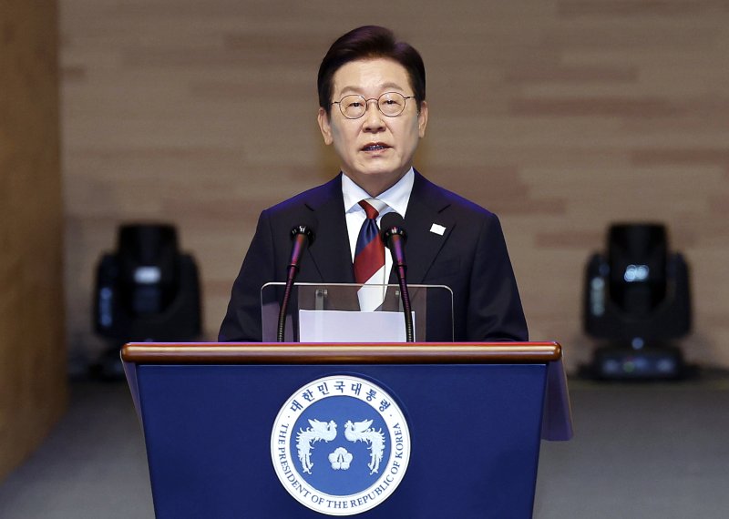 이재명 대통령이 15일 서울 세종문화회관에서 열린 80주년 광복절 경축식에서 경축사를 하고 있다. 연합뉴스