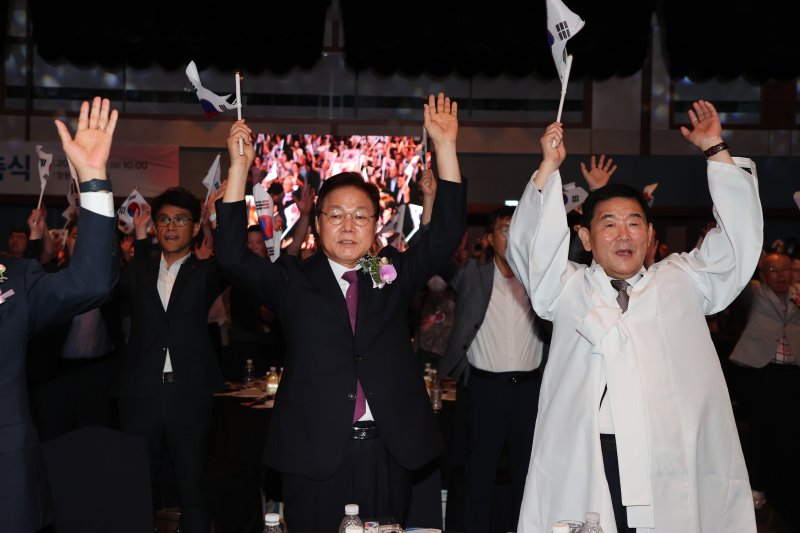 [창원=뉴시스]박완수(가운데) 경남도지사가 15일 오전 경남 창원컨벤션센터에서 열린 ‘제80주년 광복절 경축식’에 참석해 만세삼창을 하고 있다.(사진=경남도 제공) 2025.08.15. photo@newsis.com