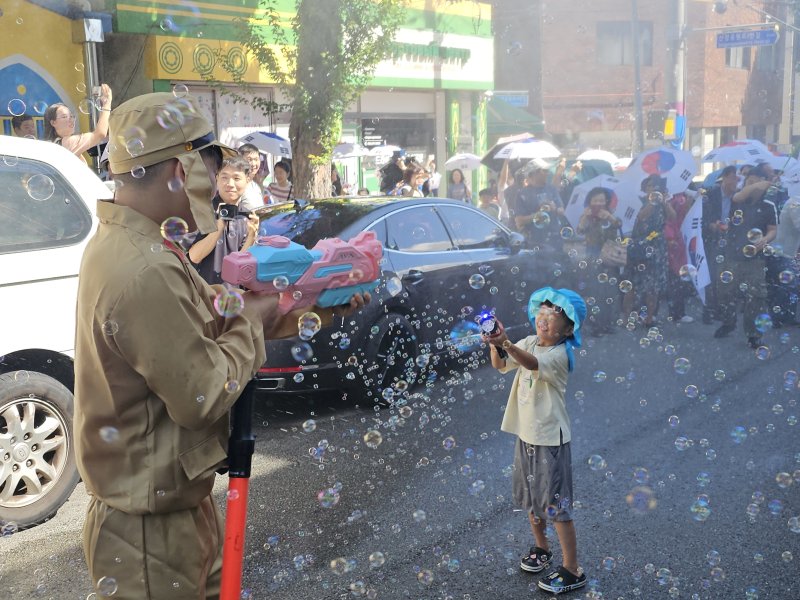 제80주년 광복절인 15일 광주 광산구 월곡동 고려인마을에서 봉오동전투 재현 행사가 열린 가운데 독립군 어린이와 일본군 청소년이 비눗방울총을 서로에게 뿌리고 있다. 2025.8.15/뉴스1 ⓒ News1 서충섭 기자