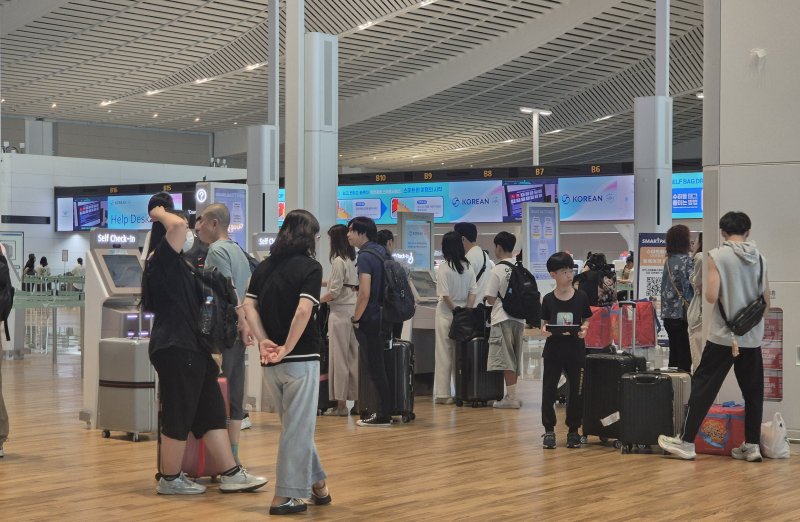 광복절인 15일 인천국제공항 제2여객터미널 이용객들이 셀프 체크인을 하고 있다. 2025.8.15. /뉴스1 이시명 기자