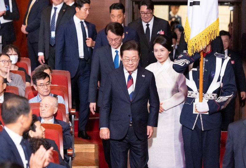 이재명 대통령과 부인 김혜경 여사가 15일 서울 종로구 세종문화회관에서 열린 제80주년 광복절 경축식에 입장하고 있다. 사진=대통령실