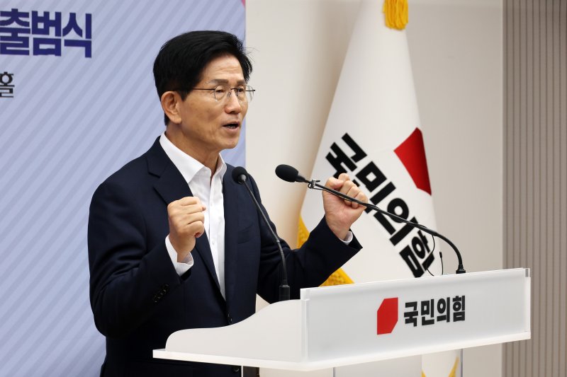 [서울=뉴시스] 김명년 기자 = 김문수 국민의힘 당대표 후보가 15일 오후 서울 여의도 국민의힘 중앙당사에서 열린 2025 원외당원협의회 운영위원장 협의회 출범식에서 발언하고 있다. 2025.08.15. kmn@newsis.com