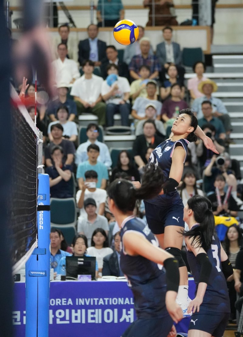 스파이크하는 문지윤 (출처=연합뉴스)