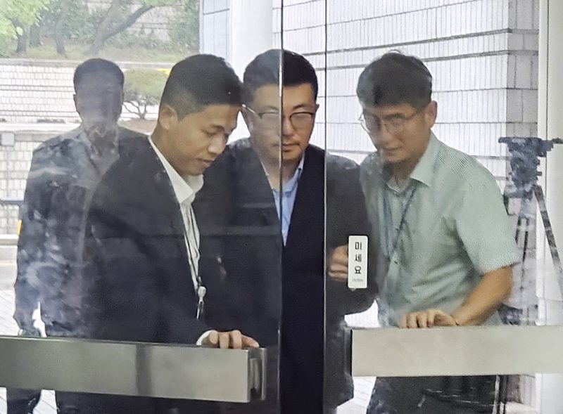 [서울=뉴시스] 오정우 기자 = 김건희 여사의 집사로 지목된 김예성씨가 15일 서울 서초구 서울중앙지법에 구속 전 피의자심문(영장실질심사)를 받기 위해 이동하고 있다. 2025.08.15. friend@newsis.com