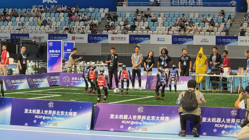[베이징=뉴시스] 박정규 특파원 = 15일 오전 '2025 세계휴머노이드로봇운동회'가 열린 중국 베이징 국가스피드스케이팅경기장에서 로봇축구 경기가 펼쳐지고 있다. 이번 대회가 열리는 15일부터 17일까지 16개국에서 참가한 280개 팀이 달리기·축구·격투기 등 각종 스포츠 종목을 비롯해 군무·무술이나 약품·물건 옮기기 등 다양한 종목에서 경쟁을 펼친다. 2025.08.15 pjk76@newsis.com