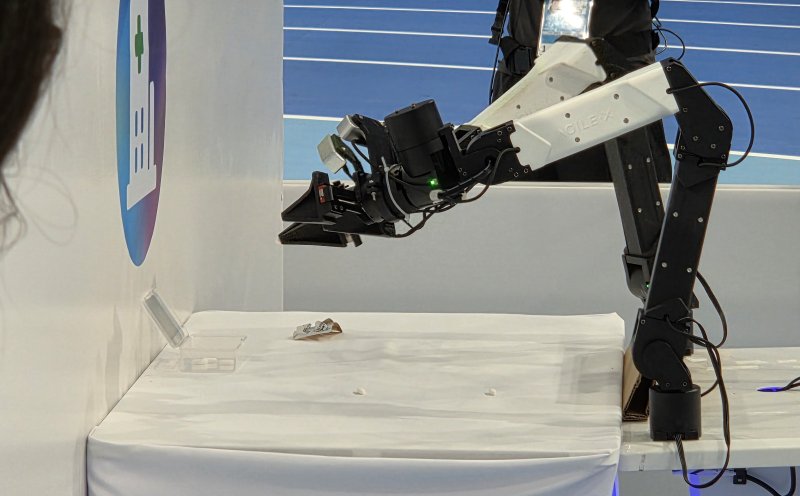 [베이징=뉴시스] 박정규 특파원 = 15일 오전 '2025 세계휴머노이드로봇운동회'가 열린 중국 베이징 국가스피드스케이팅경기장에서 경기에 참가한 로봇이 알약을 집어 약통에 옮기고 있다. 이번 대회가 열리는 15일부터 17일까지 16개국에서 참가한 280개 팀이 달리기·축구·격투기 등 각종 스포츠 종목을 비롯해 군무·무술이나 약품·물건 옮기기 등 다양한 종목에서 경쟁을 펼친다. 2025.08.15 pjk76@newsis.com