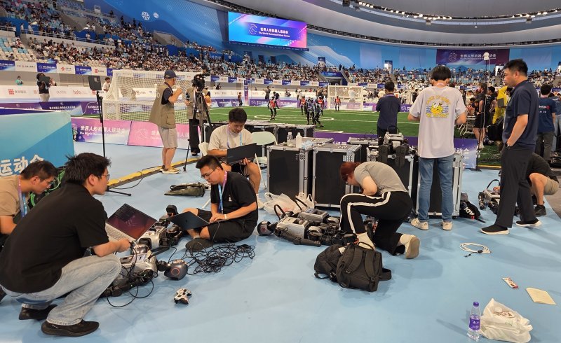[베이징=뉴시스] 박정규 특파원 = 15일 오전 '2025 세계휴머노이드로봇운동회'가 열린 중국 베이징 국가스피드스케이팅경기장에서 로봇축구 경기가 펼쳐지는 가운데 참가자들이 로봇을 점검하고 있다. 이번 대회가 열리는 15일부터 17일까지 16개국에서 참가한 280개 팀이 달리기·축구·격투기 등 각종 스포츠 종목을 비롯해 군무·무술이나 약품·물건 옮기기 등 다양한 종목에서 경쟁을 펼친다. 2025.08.15 pjk76@newsis.com