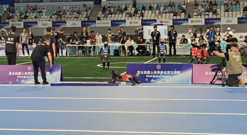 [베이징=뉴시스] 박정규 특파원 = 15일 오전 '2025 세계휴머노이드로봇운동회'가 열린 중국 베이징 국가스피드스케이팅경기장에서 진행된 로봇축구 경기 도중 한 로봇이 펜스를 넘어뜨린 채 쓰러져 있다. 2025.08.15 pjk76@newsis.com