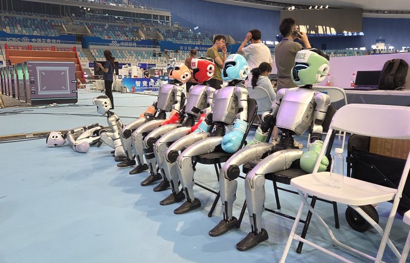 [베이징=뉴시스] 박정규 특파원 = 지난 13일 중국 베이징 국가스피드스케이팅경기장에서 '2025 세계휴머노이드로봇운동회'를 앞두고 격투기 경기 연습을 위해 로봇들이 대기하고 있다. 이번 대회가 열리는 15일부터 17일까지 16개국에서 참가한 280개 팀이 달리기·축구·격투기 등 각종 스포츠 종목을 비롯해 군무·무술이나 약품·물건 옮기기 등 다양한 종목에서 경쟁을 펼친다. 2025.08.15 pjk76@newsis.com