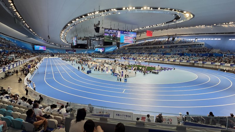 [베이징=뉴시스] 박정규 특파원 = 15일 오전 '2025 세계휴머노이드로봇운동회'가 열린 중국 베이징 국가스피드스케이팅경기장 모습. 이번 대회가 열리는 15일부터 17일까지 16개국에서 참가한 280개 팀이 달리기·축구·격투기 등 각종 스포츠 종목을 비롯해 군무·무술이나 약품·물건 옮기기 등 다양한 종목에서 경쟁을 펼친다. 2025.08.15 pjk76@newsis.com