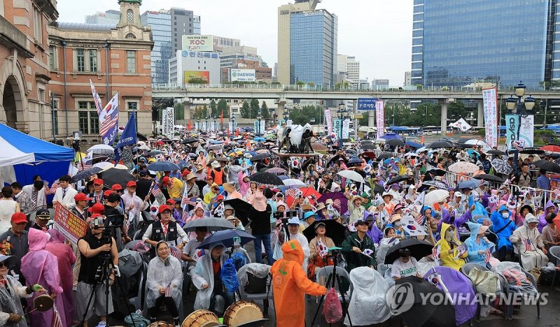 서울역 앞에서 열린 광화문 국민대회 (출처=연합뉴스)