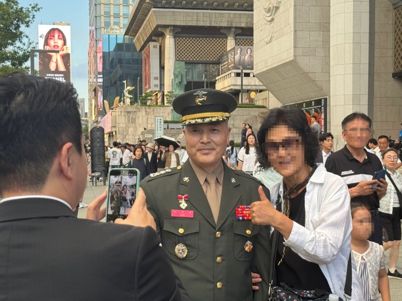 15일 오후 서울 광화문 광장에서 열리는 제21대 대통령 국민임명식에 참석한 박정훈 대령과 시민들이 사진을 찍고 있다. 2025.8.15/뉴스1 권준언 기자