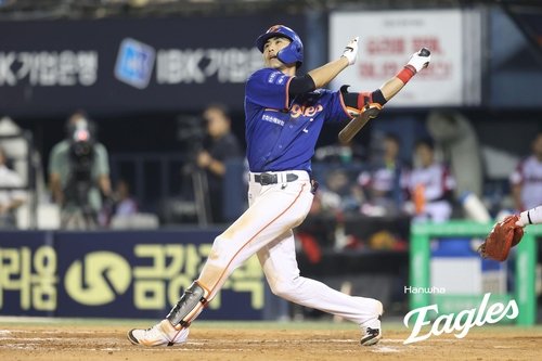 타격 후 타구 방향 바라보는 한화 이글스의 심우준 (출처=연합뉴스)