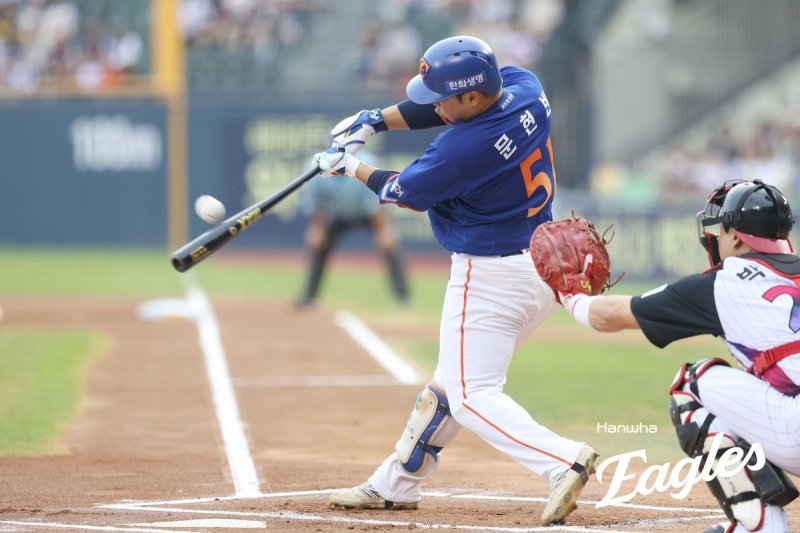 타격하는 한화의 문현빈 (출처=연합뉴스)