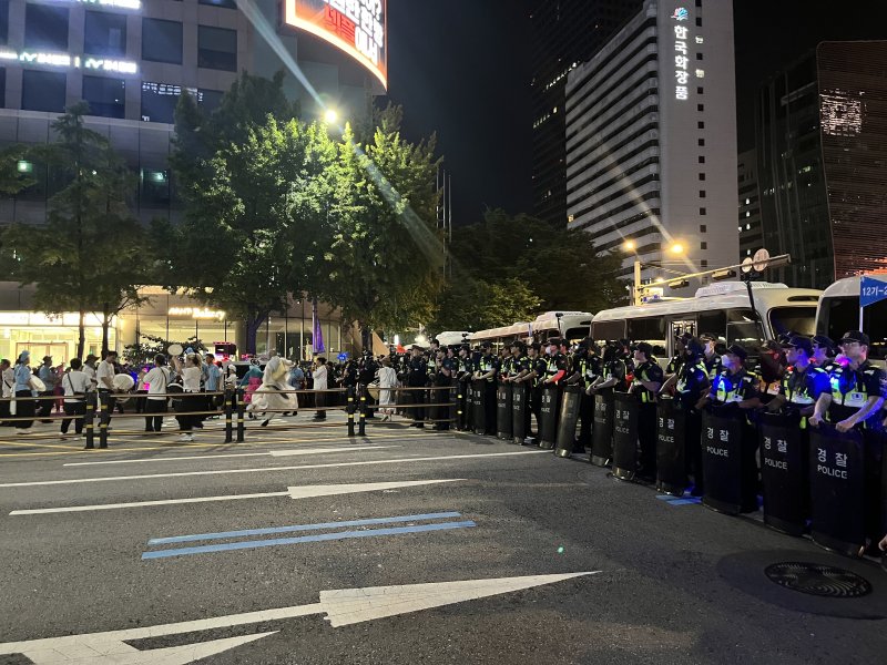15일 오후 8.15민족자주대회추진위원회의 집회 행령이 통제를 벗어나자 경찰이 차벽과 기동대를 동원해 저지선을 구축했다. 2025.8.15/뉴스1 ⓒ News1 김종훈 기자