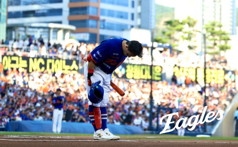 [서울=뉴시스] 한화 이글스의 손아섭이 15일 창원 NC파크에서 열린 NC 다이노스와의 경기에서 관중석을 향해 인사하고 있다. (사진 = 한화 이글스 제공) *재판매 및 DB 금지