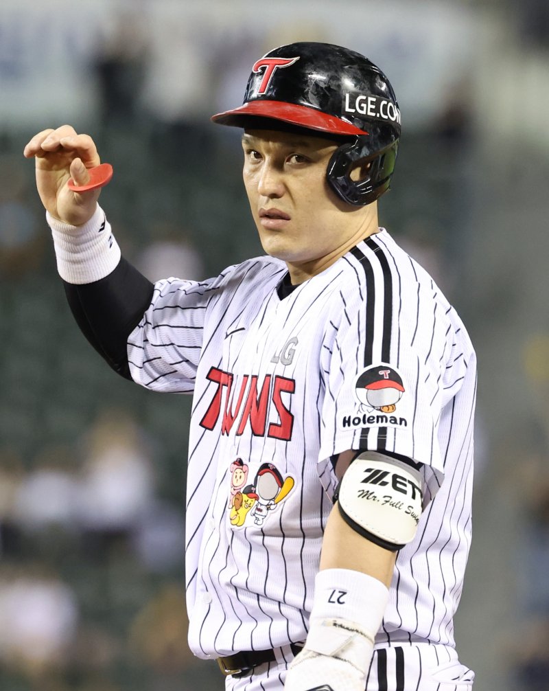 [서울=뉴시스] 황준선 기자 = 6일 서울 송파구 잠실야구장에서 열린 2025 KBO리그 두산 베어스와 LG 트윈스의 경기, 7회 말 2사 만루 상황 LG 박동원이 2타점 적시타를 친 뒤 세리머니 하고 있다. 2025.08.06. hwang@newsis.com