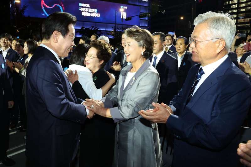 [서울=뉴시스] 고범준 기자 = 이재명 대통령이 15일 서울 세종대로 광화문광장에서 열린 제21대 대통령 국민임명식 '광복 80년, 국민주권으로 미래를 세우다' 행사에서 문재인 전 대통령, 김정숙 여사와 인사하고 있다. 2025.08.15. bjko@newsis.com