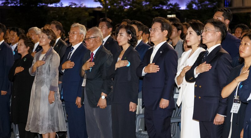 =[서울=뉴시스] 고범준 기자 = 이재명 대통령과 김혜경 여사가 15일 서울 세종대로 광화문광장에서 열린 제21대 대통령 국민임명식 '광복 80년, 국민주권으로 미래를 세우다' 행사에서 참석자들과 국민의례를 하고 있다. 2025.08.15. bjko@newsis.com