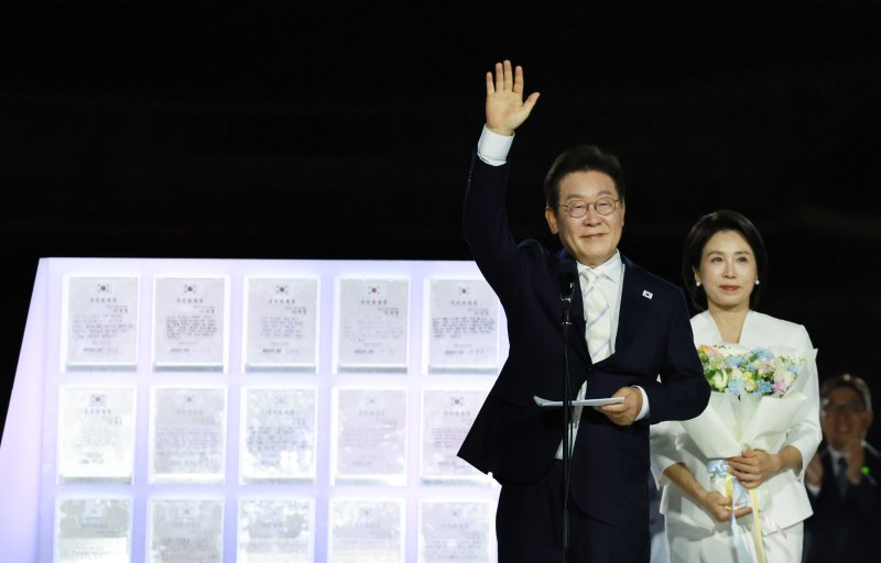 [서울=뉴시스] 고범준 기자 = 이재명 대통령이 15일 서울 세종대로 광화문광장에서 열린 제21대 대통령 국민임명식 '광복 80년, 국민주권으로 미래를 세우다' 행사에서 감사 인사를 하고 있다. 2025.08.15. bjko@newsis.com