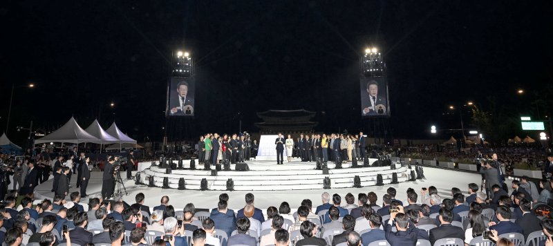 [서울=뉴시스] 고범준 기자 = 이재명 대통령이 15일 서울 세종대로 광화문광장에서 열린 제21대 대통령 국민임명식 '광복 80년, 국민주권으로 미래를 세우다' 행사에서 감사 인사말을 하고 있다. 2025.08.15. bjko@newsis.com