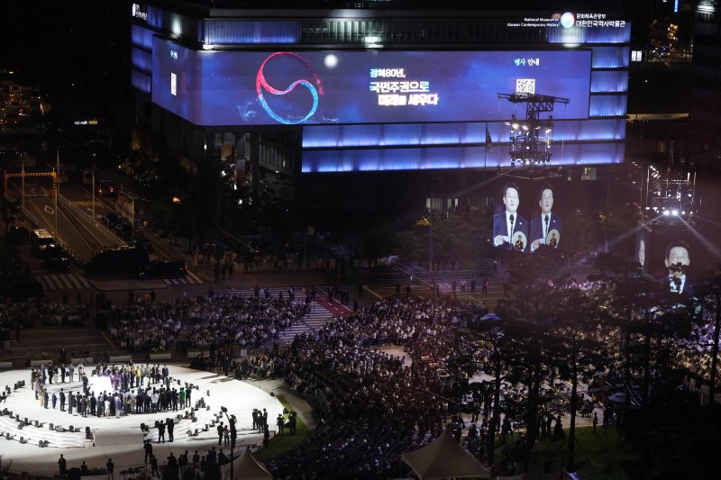 [서울=뉴시스] 김명원 기자 = 이재명 대통령이 15일 오후 서울 종로구 광화문 광장에서 열린 '광복 80년, 국민 주권으로 미래를 세우다' 제21대 대통령 국민 임명식에서 국민임명장을 받은 후 감사인사를 하고 있다. 2025.08.15. kmx1105@newsis.com