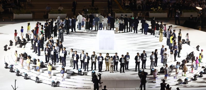 15일 오후 서울 종로구 광화문광장에서 열린 '광복 80년, 국민 주권으로 미래를 세우다' 제21대 대통령 국민 임명식에서 국민 대표 80인이 '이재명 대통령을 임명한다'는 내용을 담은 빛의 임명장을 들어보이고 있다. 2025.8.15/뉴스1 ⓒ News1 김민지 기자