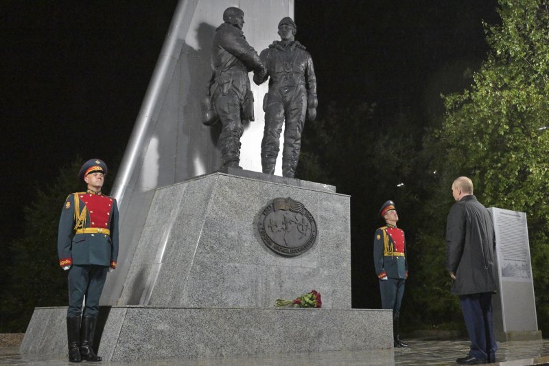 블라디미르 푸틴(오른쪽) 러시아 대통령이 도널드 트럼프 미국 대통령과 정상회담에 앞서 15일(현지시간) 모스크바 동쪽 6000km 지점인 마가단에서 알래스카-시베리아 고속도로 건설 희생자들을 기리는 위령탑을 찾아 헌화하고 있다. AP 뉴시스