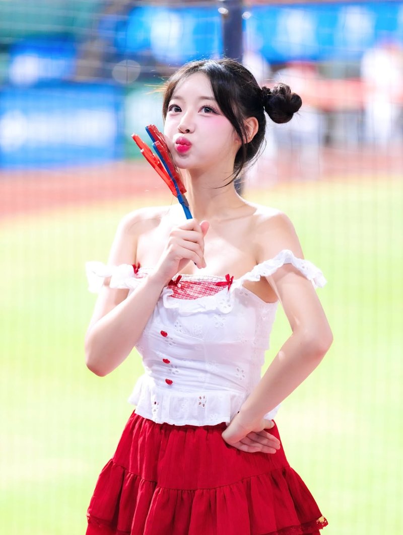 치어리더 우수한, 어깨끈 내리고…숨막히는 자태에 '헉'