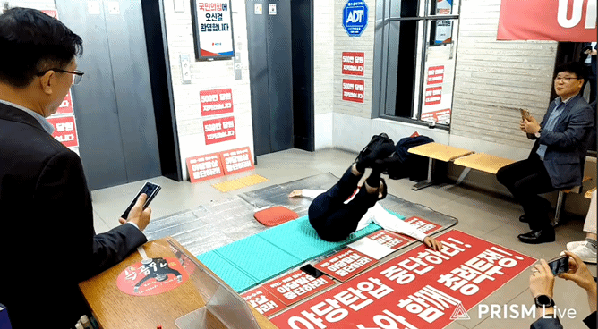 국민의힘 당사에서 농성하던 김문수 당 대표 후보가 온몸 비틀기를 선보이고 있다. /영상=유튜브 김문수 TV