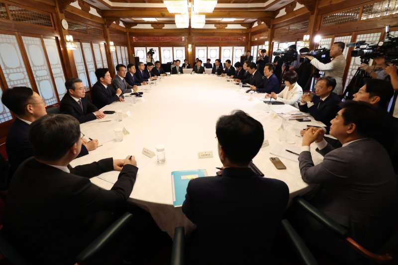 [서울=뉴시스] 김명원 기자 = 김민석 국무총리와 정청래 더불어민주당 대표, 강훈식 대통령실 비서실장 및 참석자들이 10일 서울 종로구 삼청동 총리공관에서 제2차 고위당정협의회를 하고 있다. (공동취재) 2025.08.10. photo@newsis.com