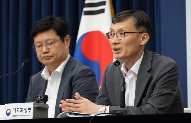 [세종=뉴시스] 강종민 기자 = 박금철 기획재정부 세제실장이 지난 29일 세종시 정부세종청사에서 2025년 세제개편안을 설명하고 있다. 2025.07.31. ppkjm@newsis.com