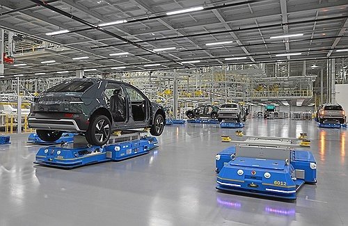 차체 및 부품 나르는 자율이동로봇 (출처=연합뉴스)