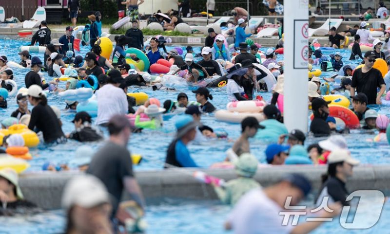 비키니는 되고 상의 탈의 안된다고… 워터파크서 쫓겨난 30대男
