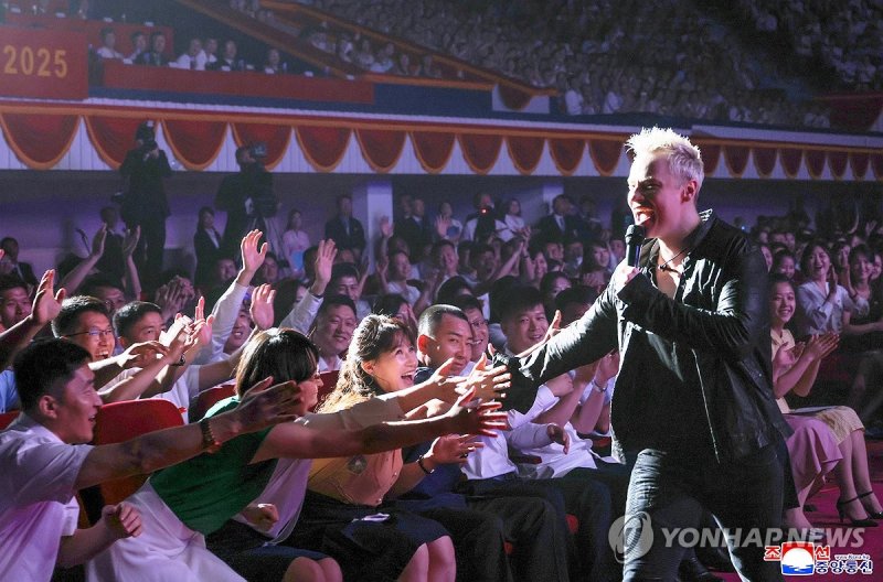 러시아의 경축사절들 경축공연 진행...김정은 관람 (출처=연합뉴스)