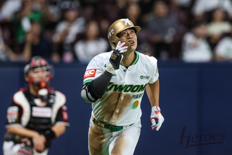 홈런 치고 타구 방향 바라보는 키움의 송성문 (출처=연합뉴스)