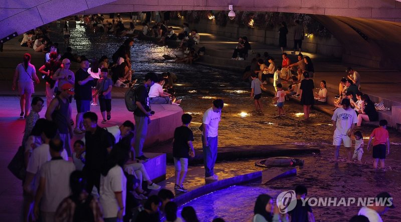 열대야를 피해서 (출처=연합뉴스)