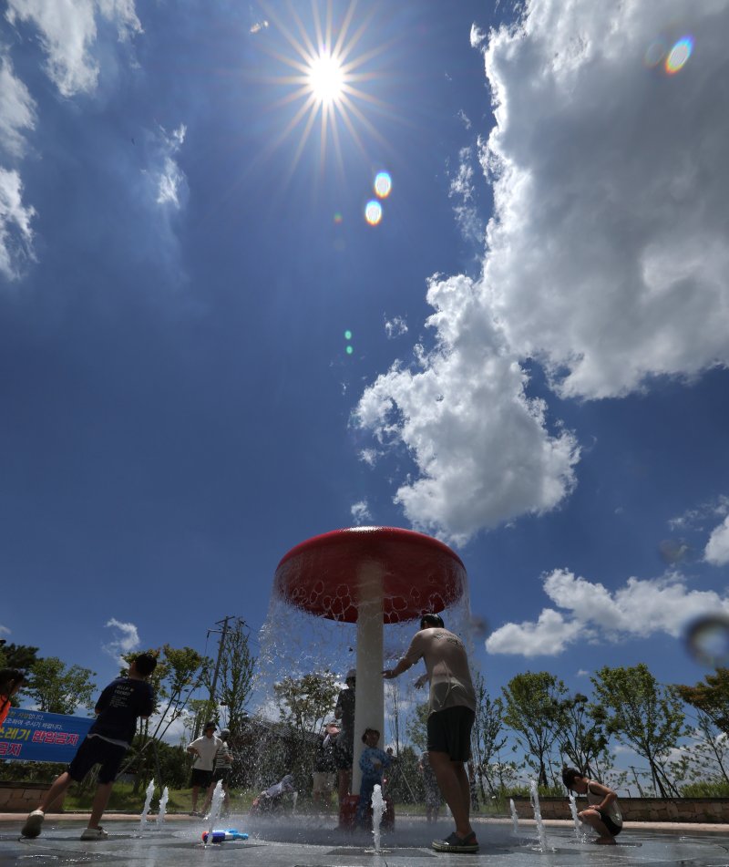 전북 전 지역에 폭염특보가 발효됐다. 사진은 지난 6월 전북 전주시 송천동 한 공원을 찾은 시민들의 모습. 2025.6.29/뉴스1 ⓒ News1 유경석 기자