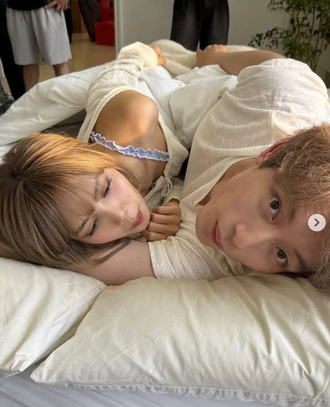 리사, 재벌 2세 남친이 질투할라…日 배우와 침대 위 포옹 [N샷]