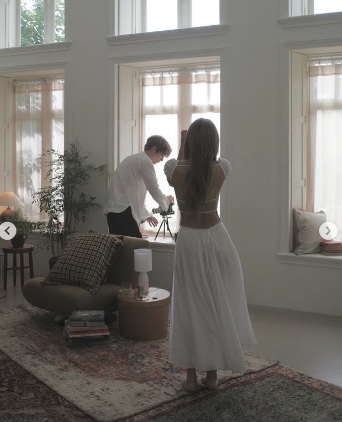 리사, 재벌 2세 남친이 질투할라…日 배우와 침대 위 포옹 [N샷]